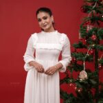 Saniya Iyappan Instagram – Merry Christmas 🎄🥂

Photography : @yaami____ 
Styling : @swathi_kunjan 
Outfit : @_susan_lawrence_ 
Mua : @samson_lei 
Jewelleries : @meralda.jewels 
Decor : @thegreindale 
Studio : @thestudioloc Studio Loc