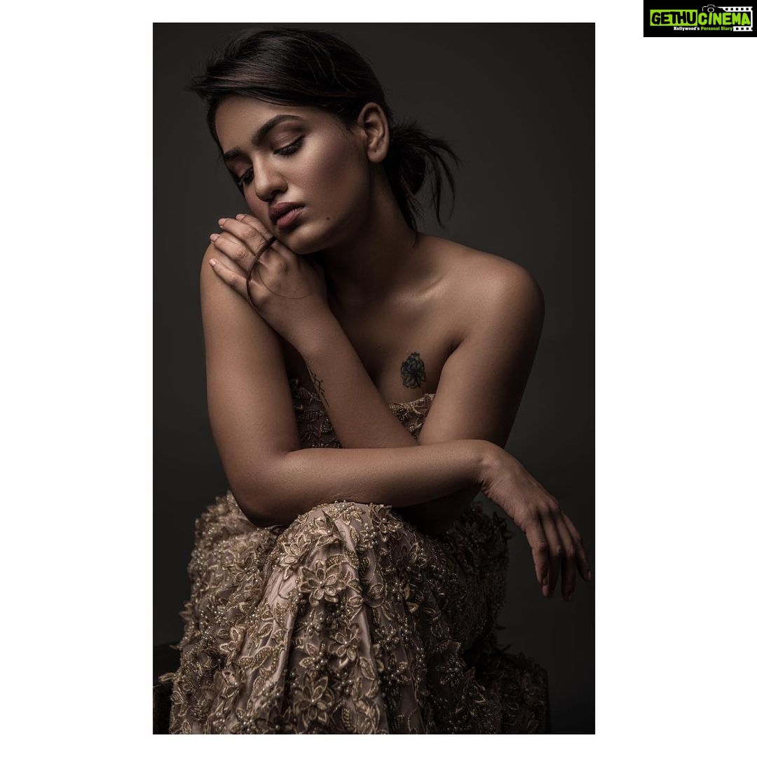 Saniya Iyappan Instagram - To be beautiful means to be yourself.you donβt need to be accepted by others.you need to accept yourself. Styling by : @theitembomb π· : @ankitanevrekar_photography Make up : @sabakhanmakeup ππ»ββοΈ : @anilkodnani @shaneemz ikkaaaa Mumbai, Maharashtra