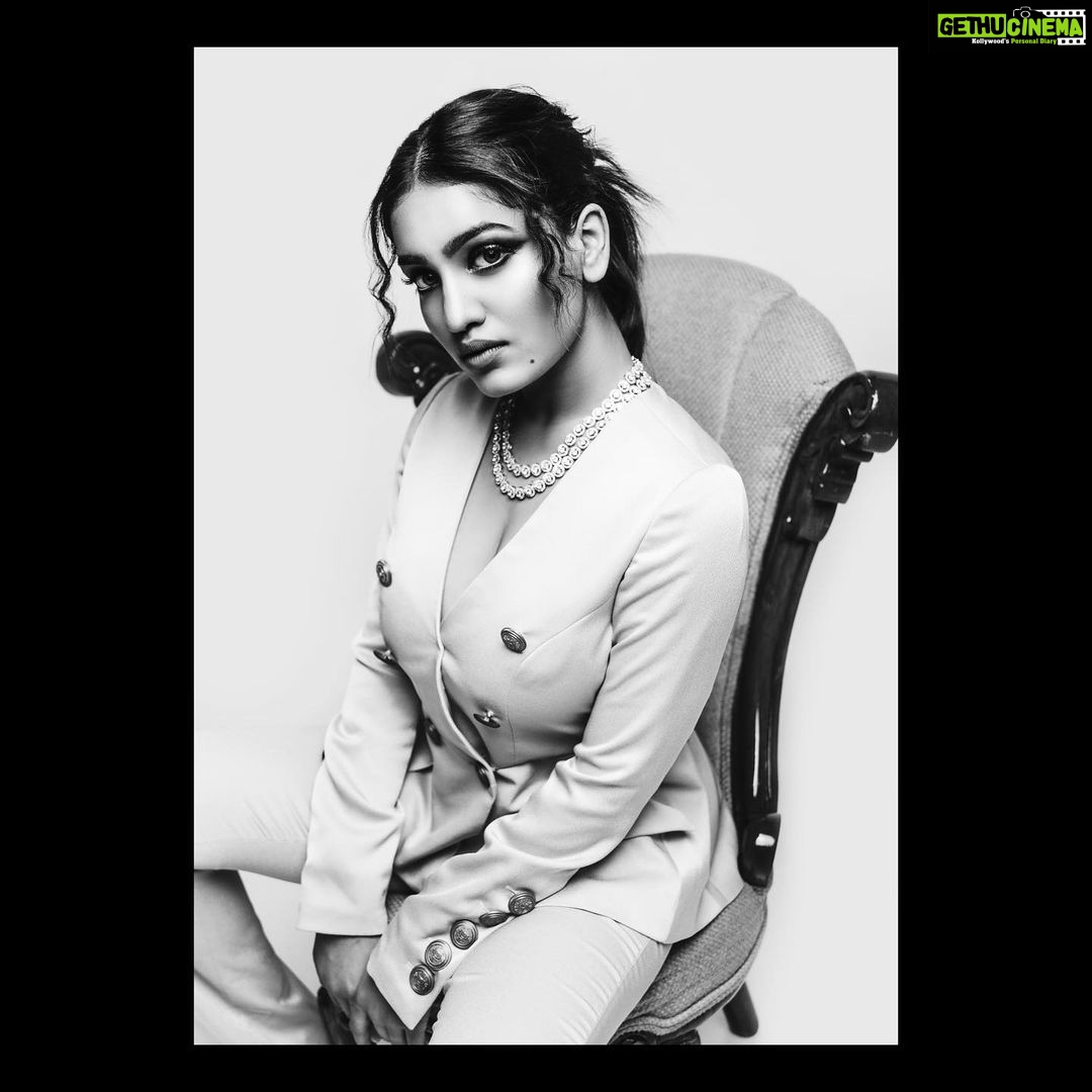 Saniya Iyappan Instagram - When a woman is talking to you, listen to what she says with her eyes. ~ Styling by : @theitembomb 📷 : @ankitanevrekar_photography Make up : @sabakhanmakeup 💇🏻♀️ : @anilkodnani @shaneemz ikkaaaa Mumbai, Maharashtra