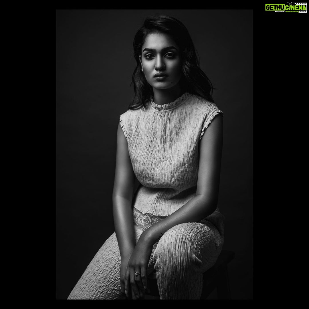 Saniya Iyappan Instagram - réveillé. Styling by : @theitembomb 📷 : @ankitanevrekar_photography Make up : @sabakhanmakeup 💇🏻♀️ : @anilkodnani @shaneemz thank you Ikka 💖 Mumbai, Maharashtra