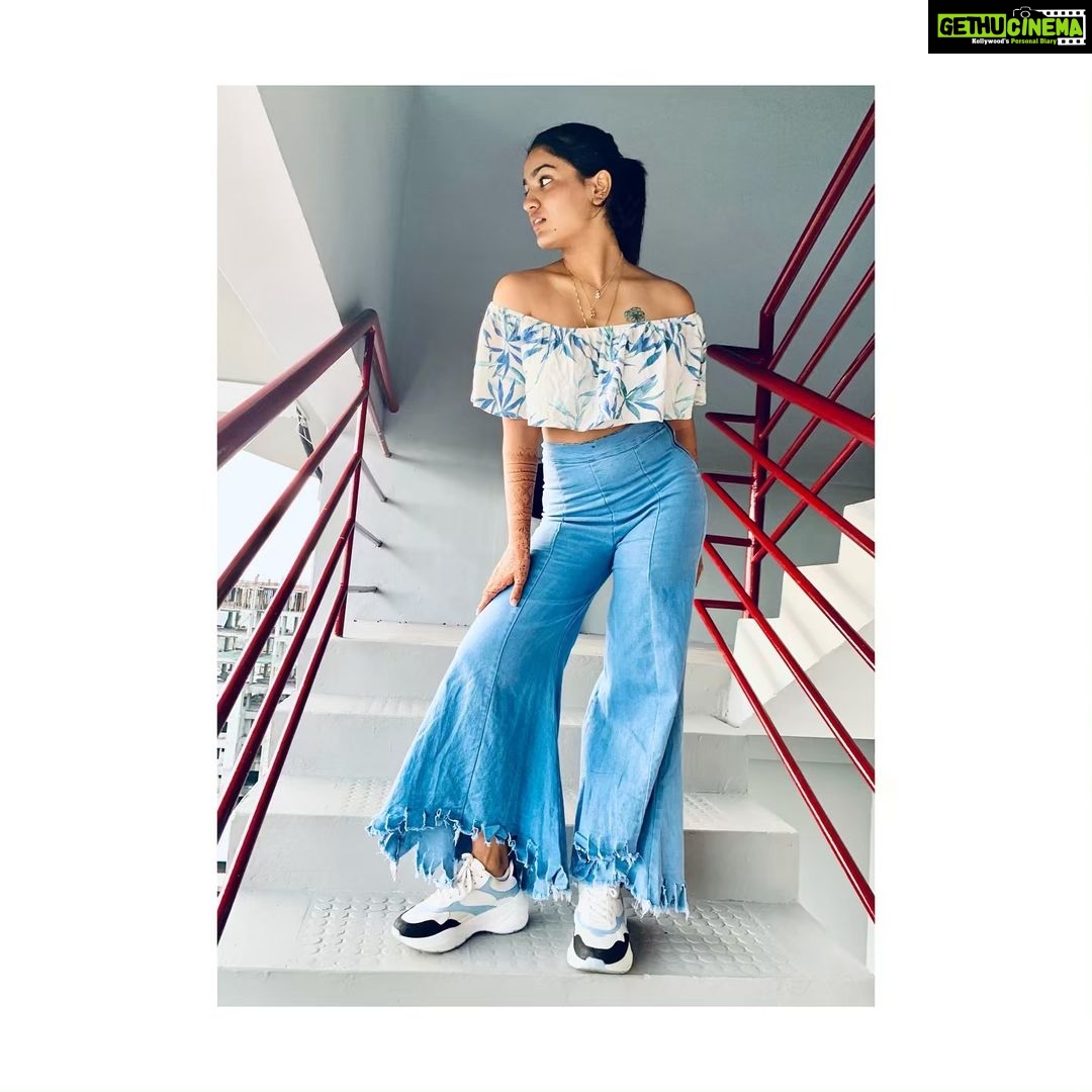 Saniya Iyappan Instagram - Hey baby💫🦋. 👚 : @forever21 👖 : @myheiddi 👟 : @aldo_shoes 📷 : AMMA🥰 Thrissur