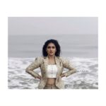 Saniya Iyappan Instagram – “There’s something about a woman with a loud mind that sits in silence,
smiling knowing she can crush you with the truth.”
Outfit : @men_in_q_wedding
Design and styled by : @soorajskofficial
Mua : @reeem.gem
📷 : @yaami____