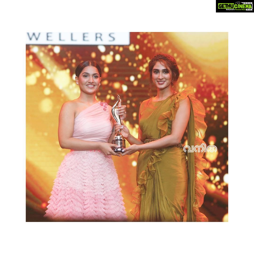 Saniya Iyappan Instagram - Best newcomer award 2019. #swipeleft thank you so much @vanithaofficial Outfit: @poornimaindrajith @poornima_i Mua : @samson_lei 📷 : @sreekanth_kalarickal