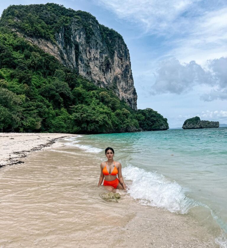 Saniya Iyappan Instagram - 🍊🏝 . . @smittenholidays @nobleswimwear Krabi, Thailand
