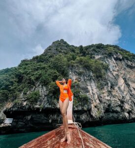 Saniya Iyappan Instagram - 🍊🏝
.
.
@smittenholidays 
@nobleswimwear