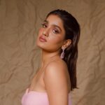 Saniya Iyappan Instagram - Cherry Bomb 🍒 📷: @yaami___ Styling :@keepitstylish_by_ammu @styledbyammu Make up : @neethu_makeupartist Outfit : @pridal.in Pearl bag : @rubilxn Jewellery : @labroiche_bridal_jwellary_ Art : @thegreindale Cam Assist: @mr_shadowz_ Location : @pepperhousekochi Spl thanks : @sunitascharma