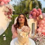 Saniya Iyappan Instagram - 20🥂💫 Another year older, wiser, and happier.. Thank you for all the birthday wishes I love you all…🤍 Outfit : @_susan_lawrence_ Mua : @zara___makeover Decor : @thegreindale Cake : @thesugarsifter Lights and sound : @ashifsoundmedia