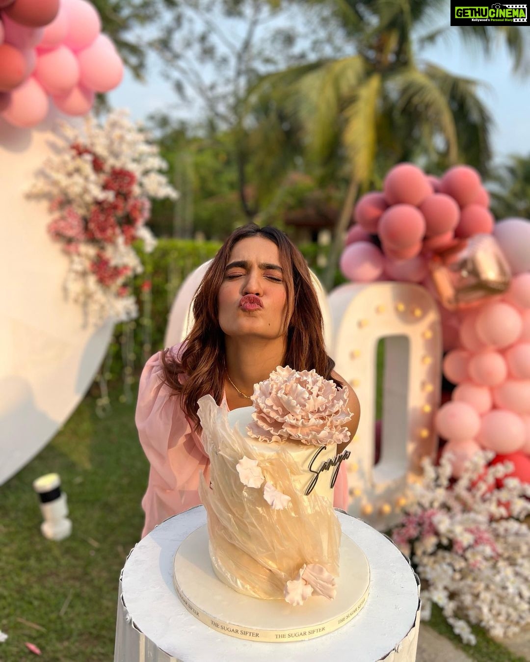 Saniya Iyappan Instagram - 20🥂💫 Another year older, wiser, and happier.. Thank you for all the birthday wishes I love you all…🤍 Outfit : @_susan_lawrence_ Mua : @zara___makeover Decor : @thegreindale Cake : @thesugarsifter Lights and sound : @ashifsoundmedia