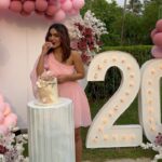 Saniya Iyappan Instagram - 20🥂💫 Another year older, wiser, and happier.. Thank you for all the birthday wishes I love you all…🤍 Outfit : @_susan_lawrence_ Mua : @zara___makeover Decor : @thegreindale Cake : @thesugarsifter Lights and sound : @ashifsoundmedia