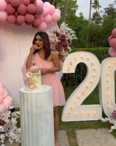 Saniya Iyappan Instagram - 20🥂💫 Another year older, wiser, and happier.. Thank you for all the birthday wishes I love you all…🤍 Outfit : @_susan_lawrence_ Mua : @zara___makeover Decor : @thegreindale Cake : @thesugarsifter Lights and sound : @ashifsoundmedia