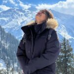 Saniya Iyappan Instagram - Scribblings from my First Solo Trip — Part 2 I've been to Tosh before, during summer. It was nothing like what I had seen in winter. The valley painted itself with a vibrant white hue. Being all by myself amongst these snow-clad mountains in this picturesque valley brought an enormous amount of indescribable feelings. The two-hour trek from Tosh to Kutla would've been a dreadful experience if it hadn't been for the amazing Gappuji and Amrit Ji. I know them from my previous expeditions with Tentgram. Even though it wasn't the first time I received their hospitality, meeting and interacting with them during my first solo trip was an entirely different experience. When the freezing wind shivered every inch of my body, their warm hospitality made me endure all the hardships and finish my trek successfully. There were moments I thought I wouldn't be able to make it, but the sheer positive energy radiated by Gappuji kept me going. He sang folk songs and cheered me up every time he thought I was feeling slightly low. Team Tengram was of great help during this trip. They took some great efforts to ensure that everything went pretty smooth on my first solo trip. As a lone girl traveller, I had many apprehensions regarding safety, but Tentgram made it all feel like a breeze. If it hadn't been for such amazing people like Gappuji and Amritji, I wouldn't have been able to capture so many memories. I am eternally grateful! @tentgraam 🤍