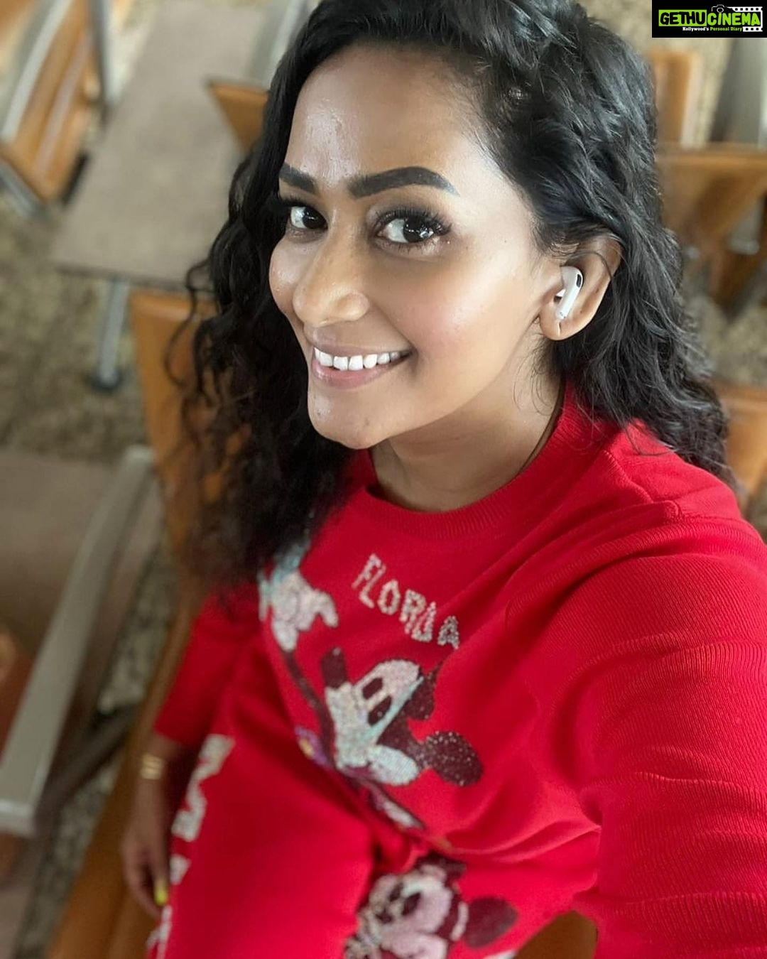 Sanjana Singh Instagram - “Everything that's created comes out of silence. Thoughts emerge from the nothingness of silence. Words come out of the void. Your very .. #silence #read #mumbai #graffiti #love #killthislove #memes Mumbai, Maharashtra