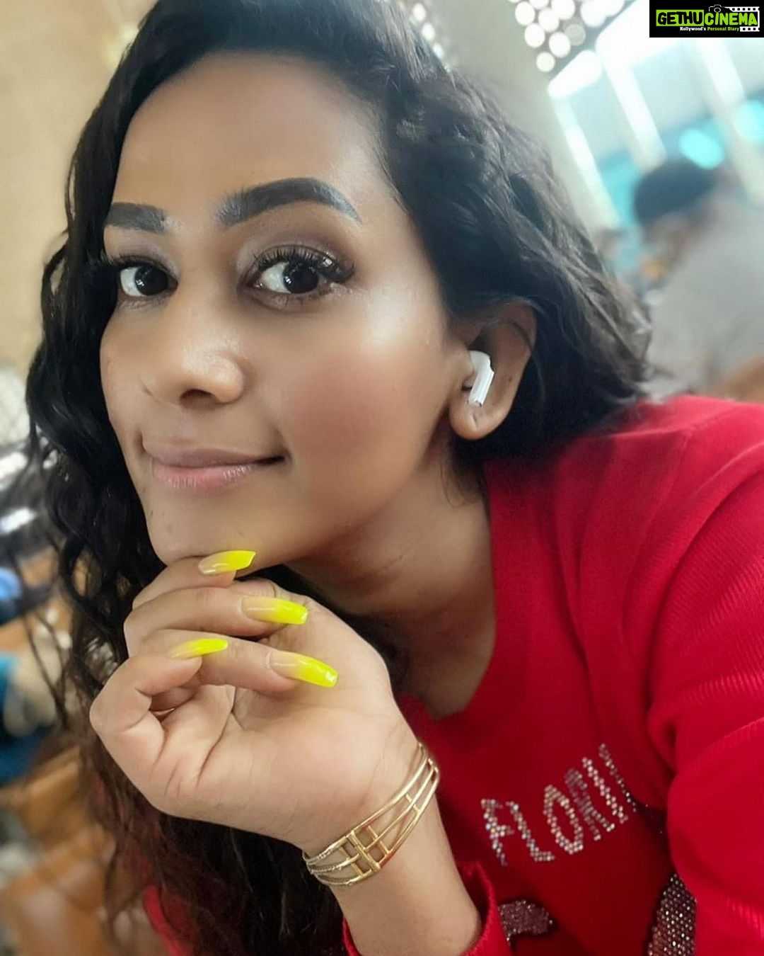 Sanjana Singh Instagram - “Everything that's created comes out of silence. Thoughts emerge from the nothingness of silence. Words come out of the void. Your very .. #silence #read #mumbai #graffiti #love #killthislove #memes Mumbai, Maharashtra