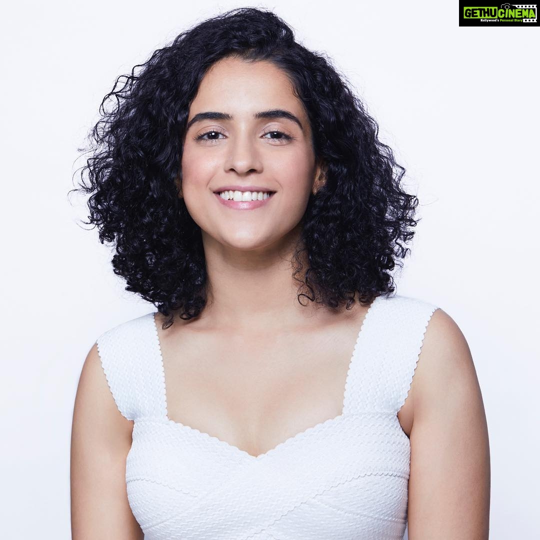 Sanya Malhotra Instagram - @clinique_in new #MoistureSurge ☺️ is definitely my favourite Day & Night cream!It keeps my skin hydrated and gives continuous moisturization for a full 72 beautiful, plump hours! Get it now at Clinique stores and counters across India ♥️😍