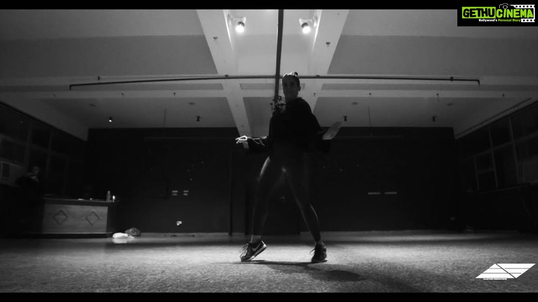 Sanya Malhotra Instagram - Take it easy, it’s 2018! Happy new year everyone ❤️ Choreography by the best @donny.allstars 🎥 by @raghuallstars 🎶 Signs by @champagnepapi #naachoaurnachnedo