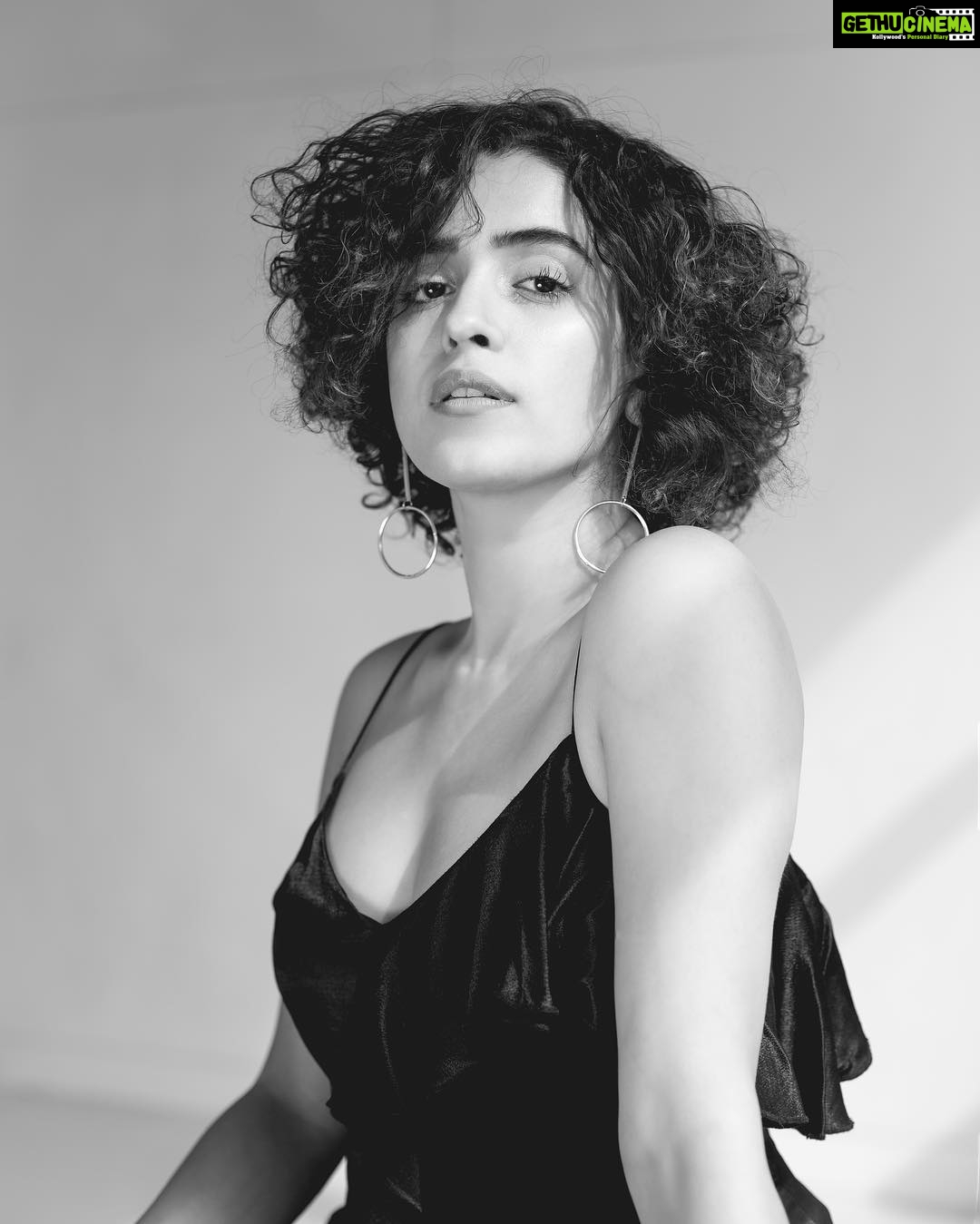 Sanya Malhotra Instagram - ☀️ 📸 @gaurav_batra 👗 @anjalimehta92 👯♀️ @harshita02