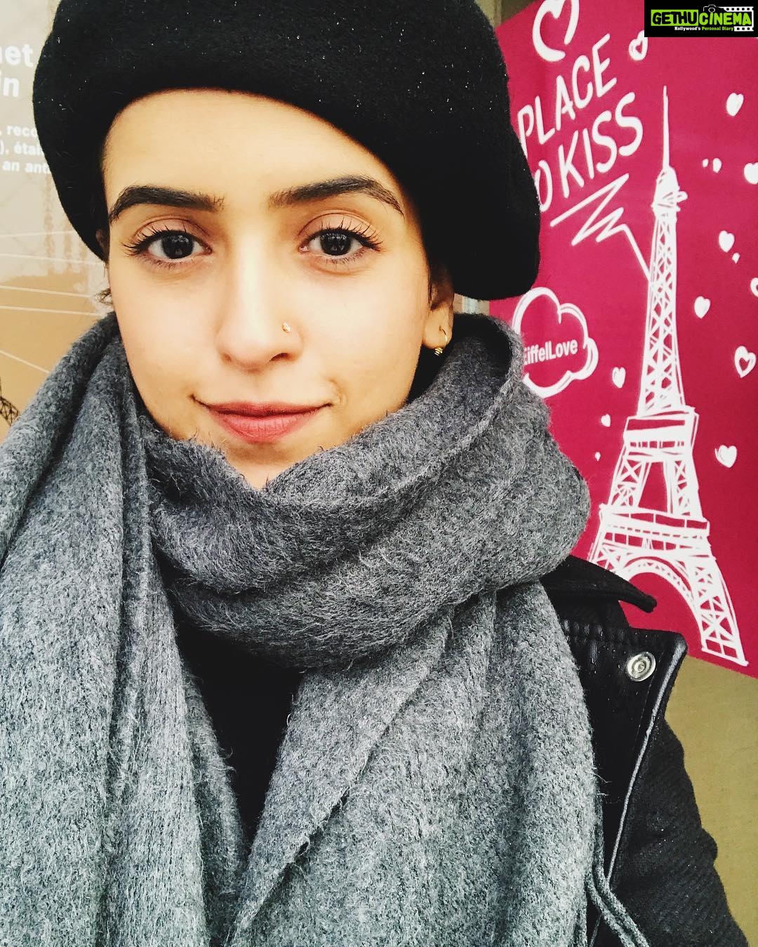 Sanya Malhotra Instagram - 👋🏾tbt #placetokissnahiplacetoclickselfie Paris, France