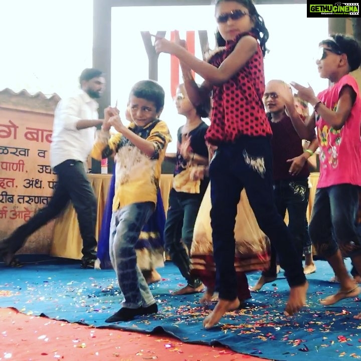 Sanya Malhotra Instagram - Had such lovely time at Shri gadage maharaj vidyalaya/Khidkiyaan School☺️.Thank you so much @castingchhabra n @yuva_unstoppable for giving me this wonderful opportunity to interact with these little gems. #lookatthatboy 😍#zingat