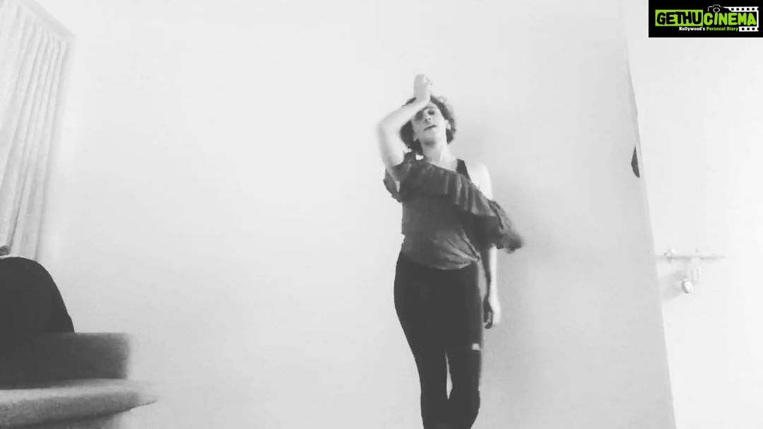 Sanya Malhotra Instagram - Ok! @nehabhasin4u I absolutely love this song. You're too good! #प्लीज़डॉनtजज #sundayisforrandomdancing 🙈 #ankhkashnibynehabhasin