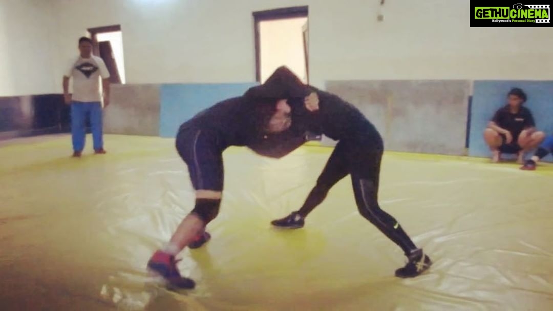 Sanya Malhotra Instagram - Iska pura credit mere coach sir ko jaata hai.. unhone mere pe bharosa karna kabhi bandh nahi kiya.. hehe @kripashankarbishnoi ☺️#wrestlingwrestlingwrestling #dangalthrowback #dangal