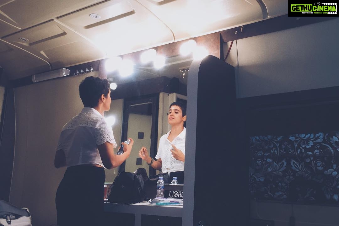 Sanya Malhotra Instagram - Cham Cham chamke Ye Aaeena, Akshay Kumar ki movie Hai Chandni Chowk to China. Caption by- @pallavinegi #thisispoetry