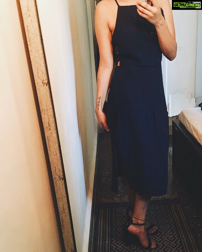 Sanya Malhotra Instagram - Last night 😁 #weirdballetfeet #sanshead