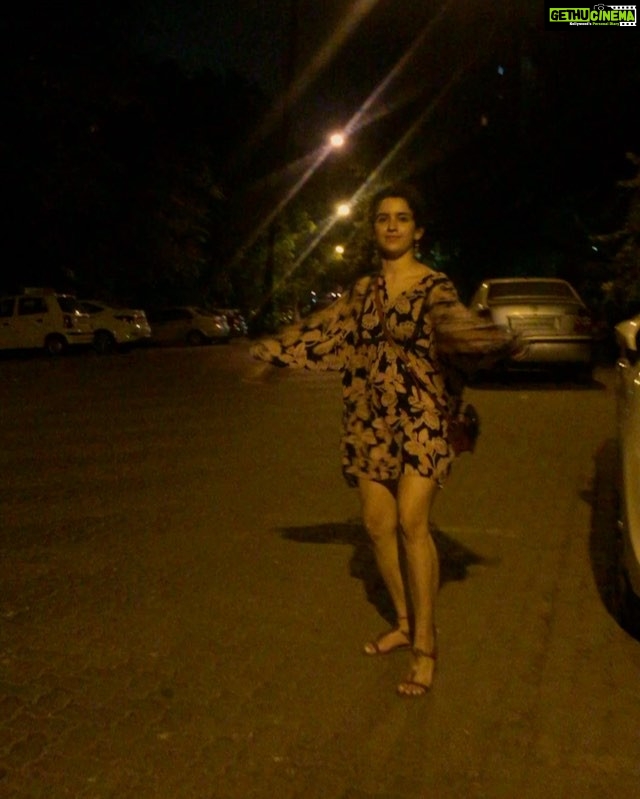 Sanya Malhotra Instagram - I'll spin your head right round right round🙃 Bandstand bandra Mumbai