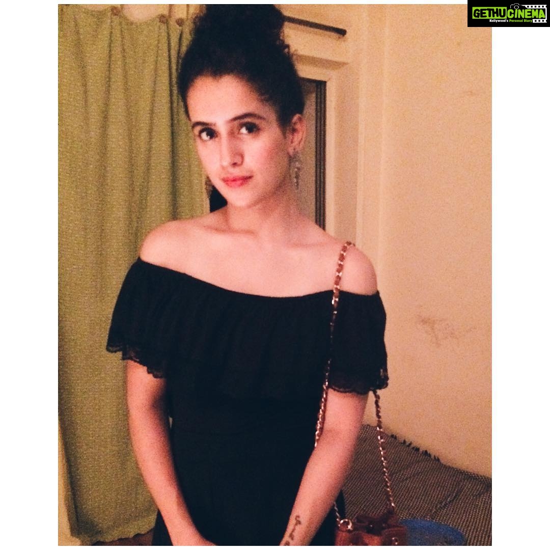 Sanya Malhotra Instagram - #lastnight#anjsbirthdayparty 🙌🏼
