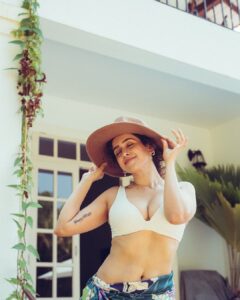 Sanya Malhotra Instagram - Entering my 30’s, with a heart full of love and a belly full of yumzaaa food! So grateful for the love and wishes 🥰❤️ 
Thank you everyone 💕
📸 @mayank0491
