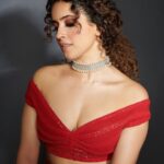 Sanya Malhotra Instagram - I'm honoured to receive ‘Most Promising Actress’ award at Dadasaheb Phalke International film festival awards 2022 ❤️🥰 @dpiff_official Sharing this award with my amazing Pagglait Parivar 💕 @umeshbist | @ektarkapoor | @shobha9168 | @guneetmonga | @achinjain20 | @ruchikaakapoor | @sikhya | @balajimotionpictures | @ashutosh_ramnarayan | @sheeba.chadha | @raghubir_y | @rajeshtailang | @sayanigupta | @shrutiisharmaa | @sharmachetan01 | @natasharastogi | @aasif