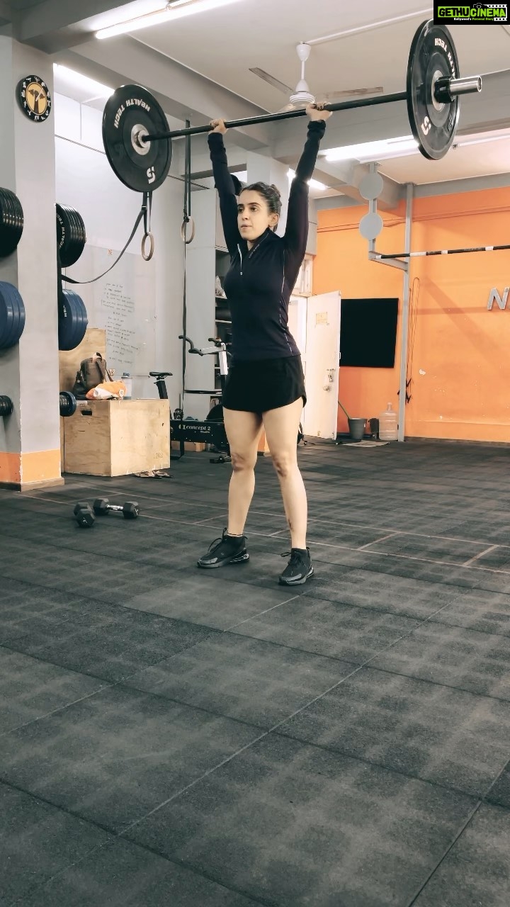 Sanya Malhotra Instagram - Still obsessed with this song 🌝 @tridevpandey #fridaysurvivor #wod at @niceandeasyfitness