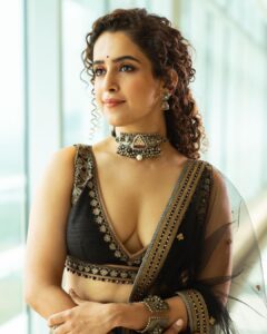 Sanya Malhotra Instagram - Happy Diwali! I hope this festival sparkles your life with love and laughter! ✨❤️ 🪔
Watch #MeenakshiSundareshwar on Netflix @netflix_in  releasing tomorrow ✨🥰
📸 @ashiq_mk