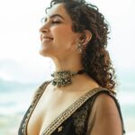 Sanya Malhotra Instagram - 🖤 3 days to go! 🖤 #MeenakshiSundareshwarOnNetflix 💄 @natashamathiasmakeup_hair 👗 @sukritigrover ( @jjvalaya @koharbykanika 📸 @ashiq_mk