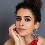Sanya Malhotra Instagram - ♥️3 days to go!! ♥️ #MeenakshiSundareshwarOnNetflix 🌹♥️🎈💥💃🏻