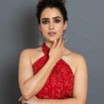 Sanya Malhotra Instagram - 4 days to go ♥️💃🏻 #MeenakshiSundareshwarOnNetflix 🌹 Can’t Wait! Can’t wait! ♥️ 👗 @sukritigrover 💄 @natashamathiasmakeup_hair 📸 @devsphotographyofficial