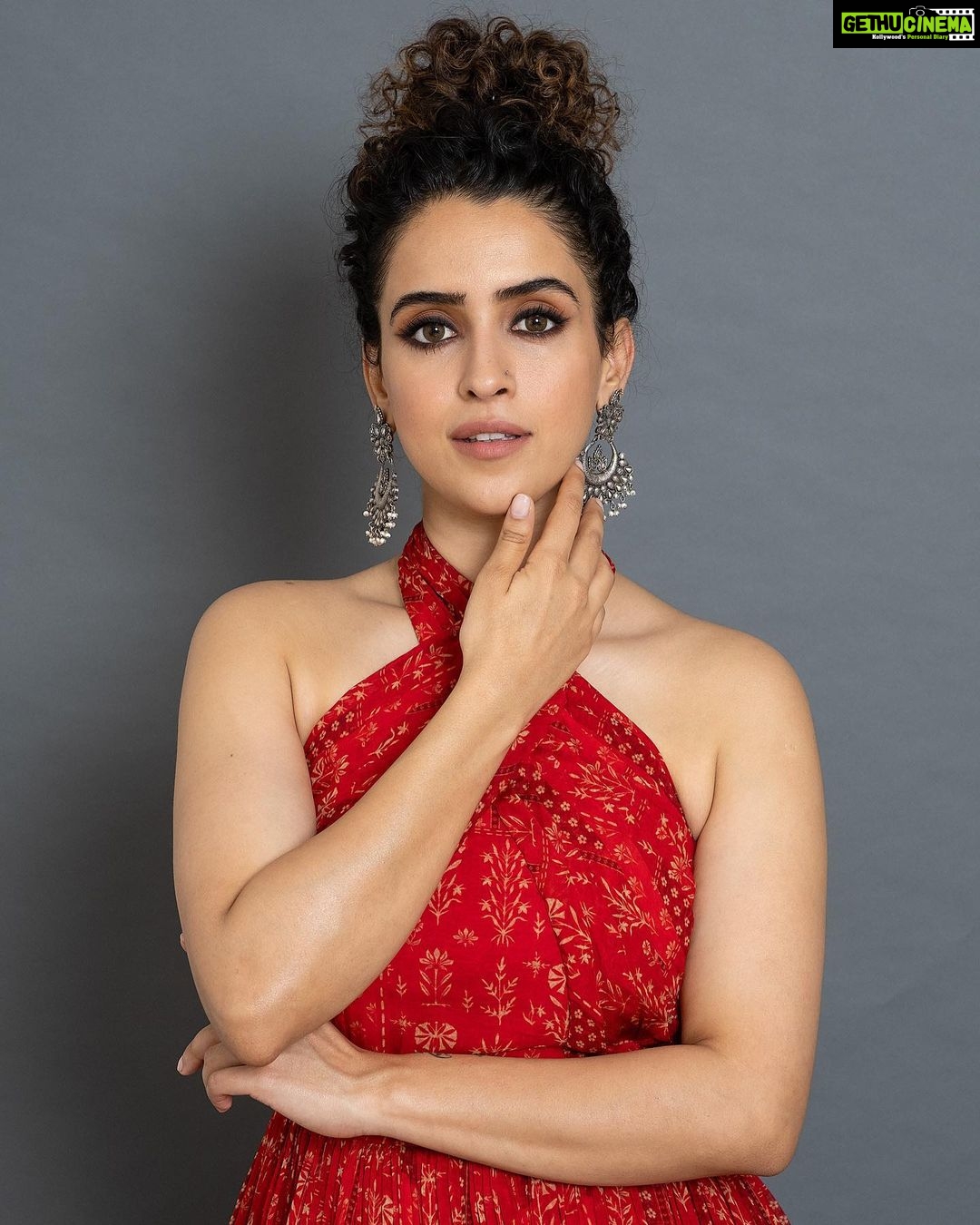 Sanya Malhotra Instagram - 4 days to go โฅ๏ธ๐๐ป #MeenakshiSundareshwarOnNetflix ๐น Canโt Wait! Canโt wait! โฅ๏ธ ๐ @sukritigrover ๐ @natashamathiasmakeup_hair ๐ธ @devsphotographyofficial