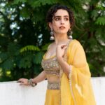 Sanya Malhotra Instagram - 💛🌝🌻🌼🌙 #MeenkashiSundareshwarOnNetflix releases 5th November🌝🌙🌼🌻 💄 @natashamathiasmakeup_hair 👗 @sukritigrover 📸 @anurag8055