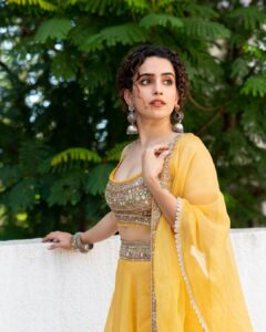 Sanya Malhotra Instagram - 💛🌝🌻🌼🌙 #MeenkashiSundareshwarOnNetflix releases 5th November🌝🌙🌼🌻 💄 @natashamathiasmakeup_hair 👗 @sukritigrover 📸 @anurag8055