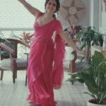 Sanya Malhotra Instagram - Join me ace this dance by remixing my reel of our new song #TittarBittar. I challenge you @abhimanyud. Can you pull this off?🥰♥️🌝💕 #MeenkashiSundareshwarOnNetflix releases 5th November. @karanjohar @apoorva1972 @somenmishra @vivek.sonni @aarshvora @prabhakaranjustin @rajshekharis @mainhoonromy @goldiesohel @princebhatra007 @mohanabhogaraju @hemambigaa @swatisharmalive #ChitralekhaSen @Yajjugarg @dharmaticent @netflix_in @sonymusicindia