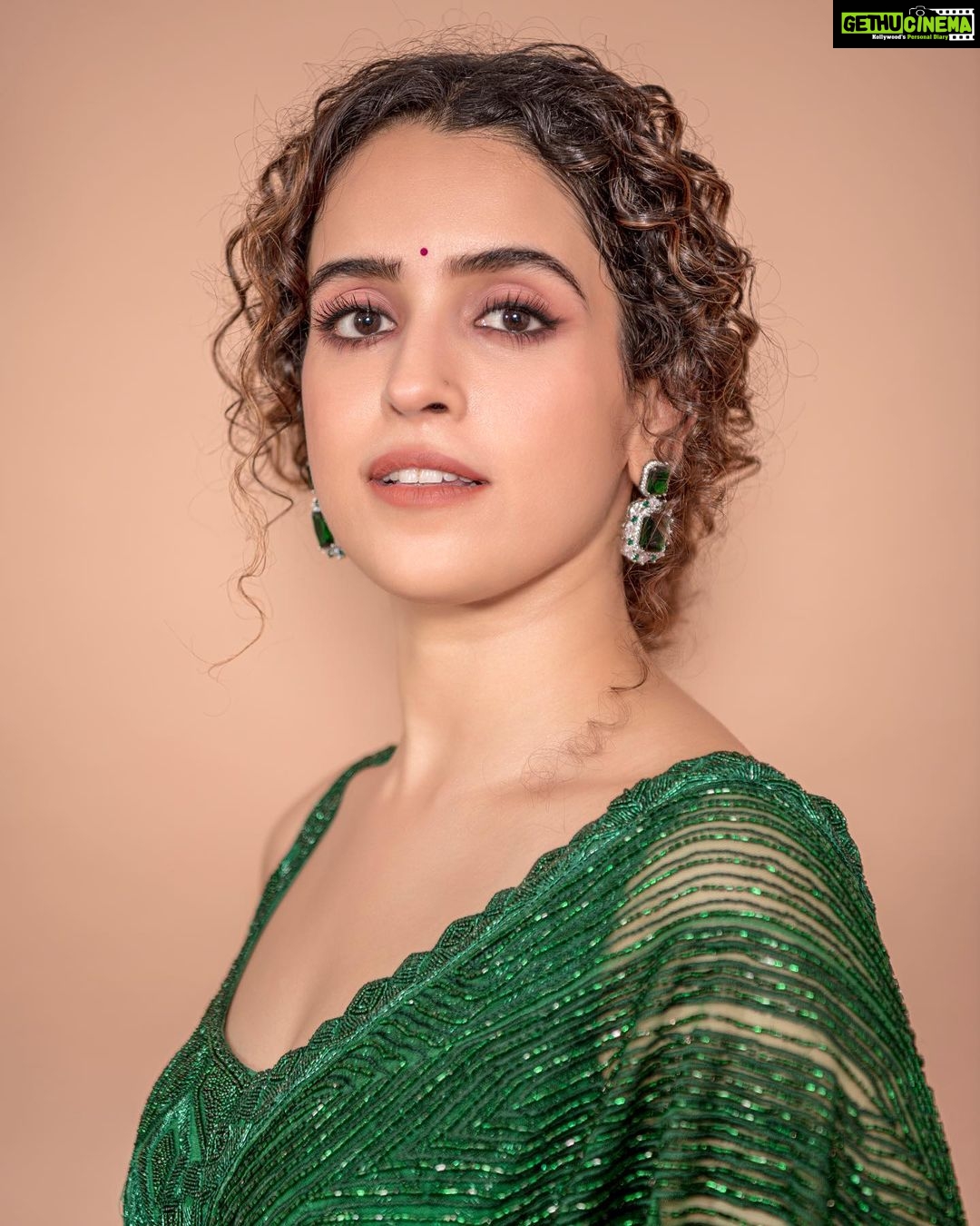 Sanya Malhotra Instagram - Jahan milte hai raat aur din πΆ Wahin chupke se mil lenge hum ππ₯° πΆ . . Thank you for dher sara pyaar for #MeenakshiSundareshwar ππ½β€οΈ Watch it on @netflix_in β¨ π @sukritigrover π @natashamathiasmakeup_hair πΈ @rishabhkphotography