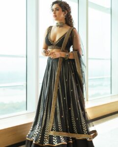 Sanya Malhotra Instagram - 🖤 3 days to go! 🖤 #MeenakshiSundareshwarOnNetflix 
💄 @natashamathiasmakeup_hair 
👗 @sukritigrover ( @jjvalaya @koharbykanika 
📸 @ashiq_mk