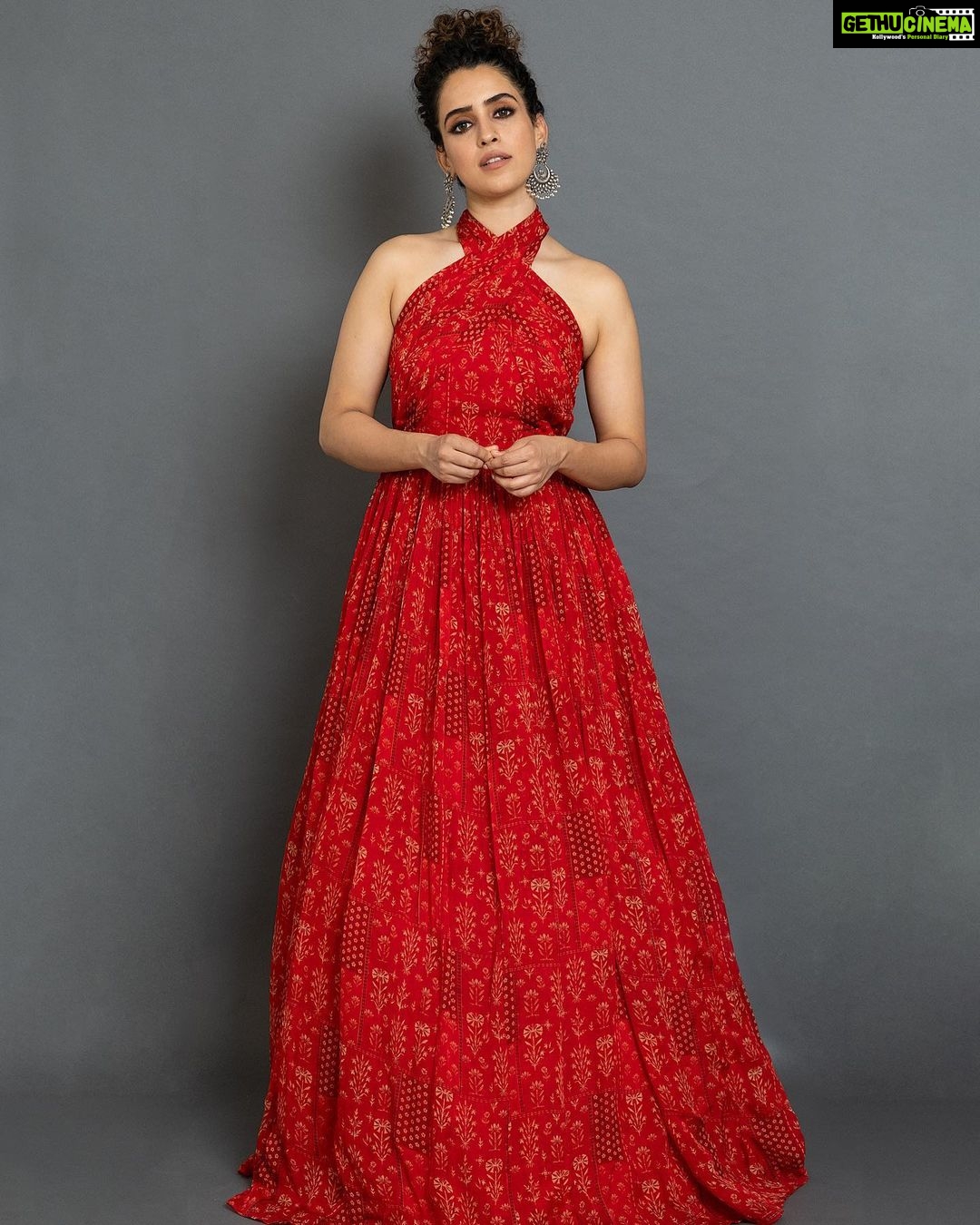 Sanya Malhotra Instagram - 4 days to go โฅ๏ธ๐๐ป #MeenakshiSundareshwarOnNetflix ๐น Canโt Wait! Canโt wait! โฅ๏ธ ๐ @sukritigrover ๐ @natashamathiasmakeup_hair ๐ธ @devsphotographyofficial