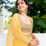 Sanya Malhotra Instagram - 💛🌝🌻🌼🌙 #MeenkashiSundareshwarOnNetflix releases 5th November🌝🌙🌼🌻 💄 @natashamathiasmakeup_hair 👗 @sukritigrover 📸 @anurag8055