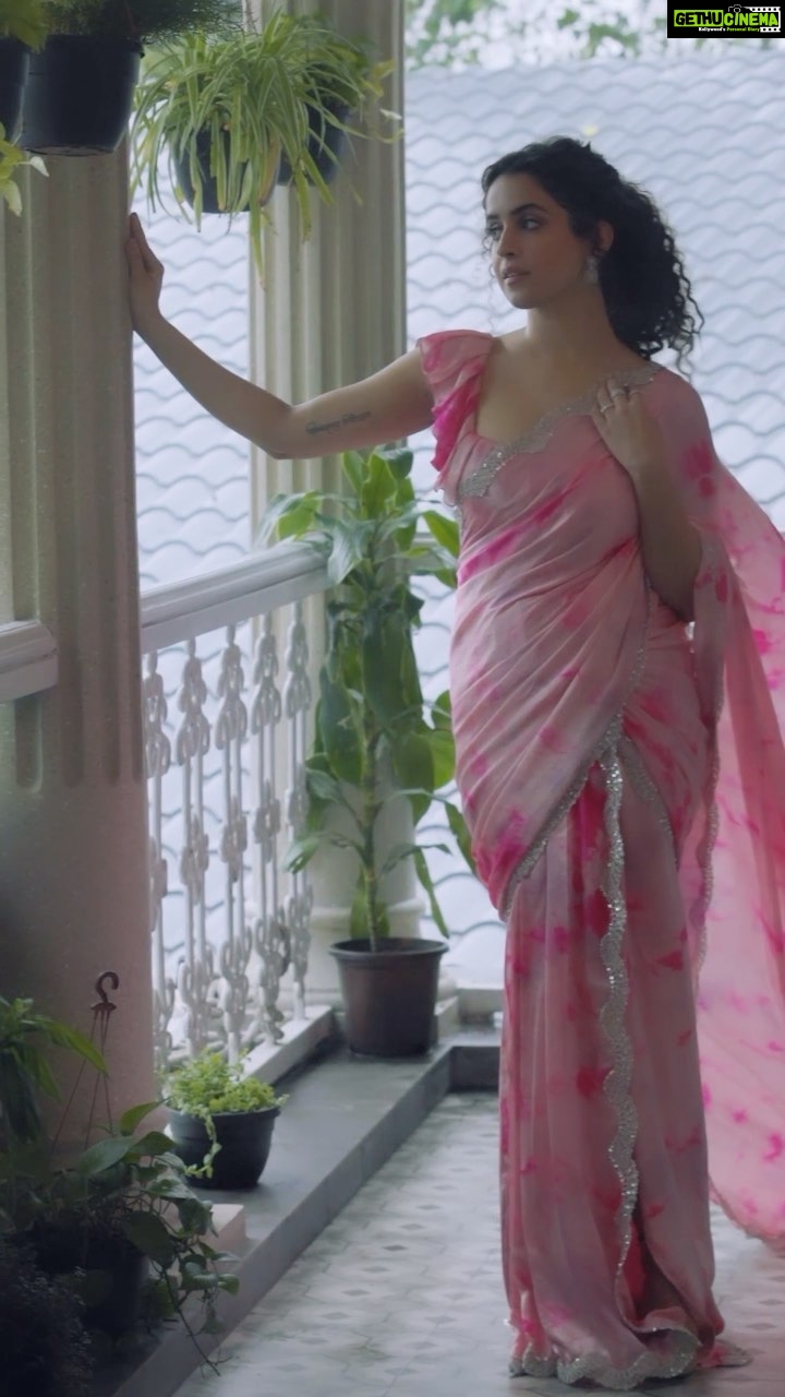 Sanya Malhotra Instagram - #MeenakshiSundaresheswar coming to Netflix on November 5 🌝💕 👗 @shehlaakhan @mozaati