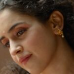 Sanya Malhotra Instagram - Iss kahani ka ek hi villain hai: the distance between me and @abhimanyud #MeenakshiSundareshwar is coming soon on Netflix! 💕🌝🥰 @karanjohar @apoorva1972 @vivek.sonni @aarshvora @somenmishra @dharmaticent @netflix_in