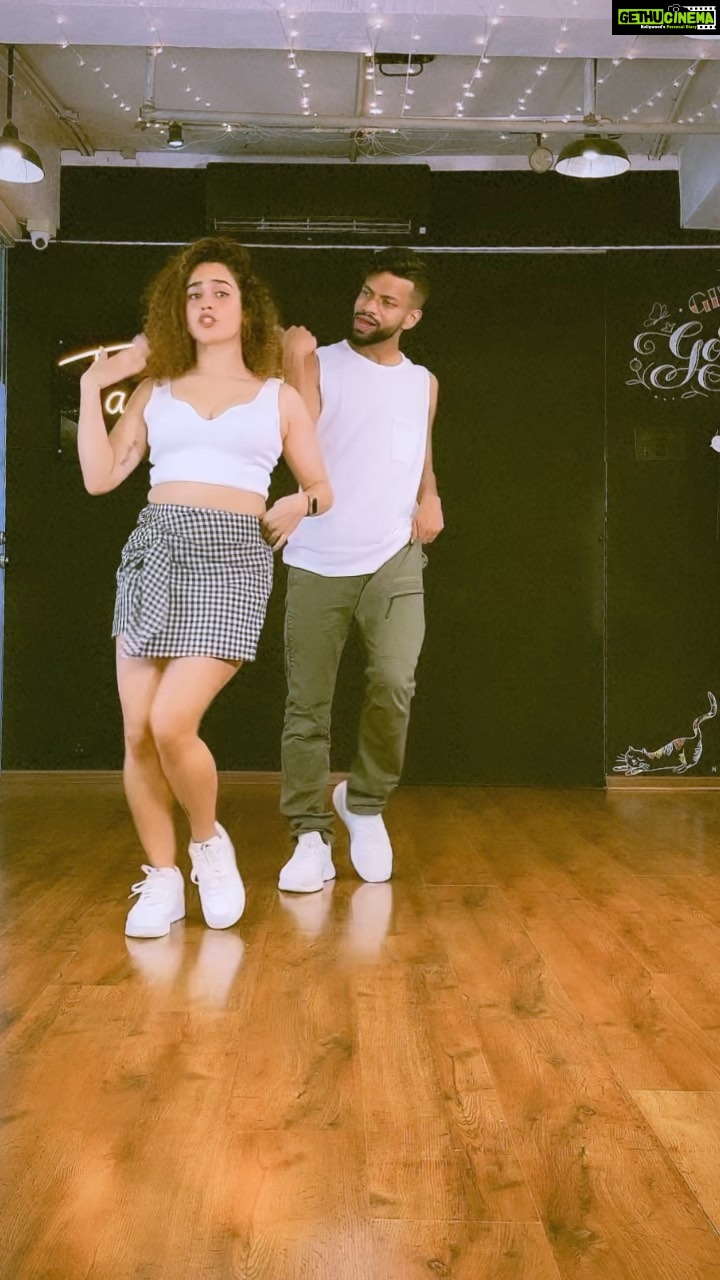 Sanya Malhotra Instagram - ✨Ting✨ ting ✨ting ✨ @shazebsheikh @tangerineartsstudio #shazebsheikhchoreography #roopsuhanachallenge