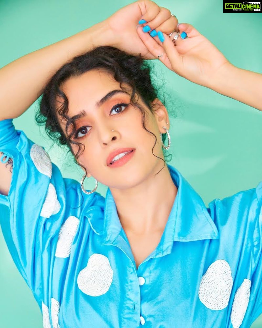 Sanya Malhotra Instagram - So happy to join the #HIT team! Looking forward to this one! 🥰♥️💃🏻🎉🎊 @rajkummar_rao @saileshkolanu #BhushanKumar @tseries.official @tseriesfilms #DilRajuProductions @srivenkateswaracreations #KrishanKumar @kuldeep_rathore18 @manan_bhardwaj_official