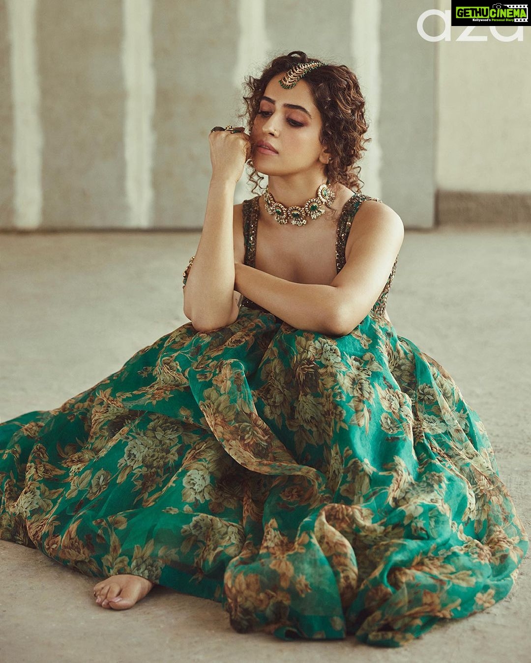 Sanya Malhotra Instagram - π @azafashions π Outfit: @asthanarangofficial Necklace: @neetaboochrajewellery ; Rings: @apalabysumitofficial ; Maangtikka: @raabtabyrahul Photographer: @rahuljhangiani Styled by: @sukritigrover Styling Team: @vanigupta.23 @vasudhaguptaa HMU: Natasha Mathias @natashamathiasmakeup_hair Assisted by: @sanayadotiwala PR Consultant: @think_talkies