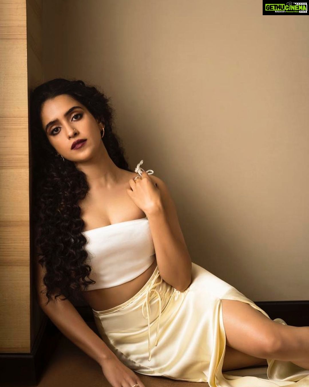 Sanya Malhotra Instagram - @idivaofficial 🌸 📸 @manasisawant
