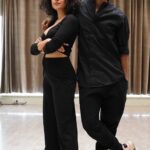 Sanya Malhotra Instagram - It's always fun to follow the footsteps (quite literally) of my dear #Pagglait Shaaa @shazebsheikh, this time it's extra special coz we're dancing to this mind-blowing song, Phire Faqeera! 🩰 🎥 @ohmygosh_joe ❤️ Thank you for this song @umeshbist @neeleshmisra @arijitsingh @oriyonmusicbyarijitsingh @sikhya @balajimotionpictures @mann012 #ShazebSheikhChoreography #Pagglait #PagglaitOnNetflix